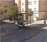 Marquesina publicitaria en la calle Pau Muntades, zona residencial de Igualada